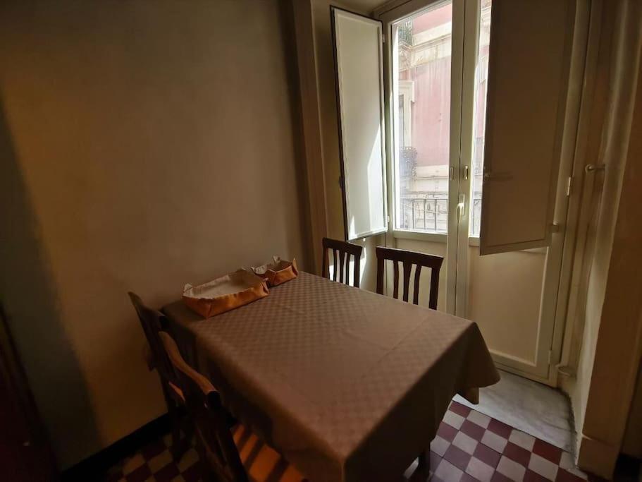Retroetnea - Appartamento In Centro Storico - Con Camere Comunicanti คาตาเนีย ภายนอก รูปภาพ