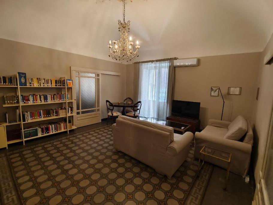 Retroetnea - Appartamento In Centro Storico - Con Camere Comunicanti คาตาเนีย ภายนอก รูปภาพ
